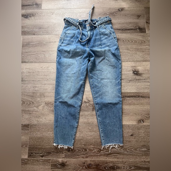Hollister Curvy cinch waist with tie Ultra High-Rise Mom Jeans - Picture 3 of 5